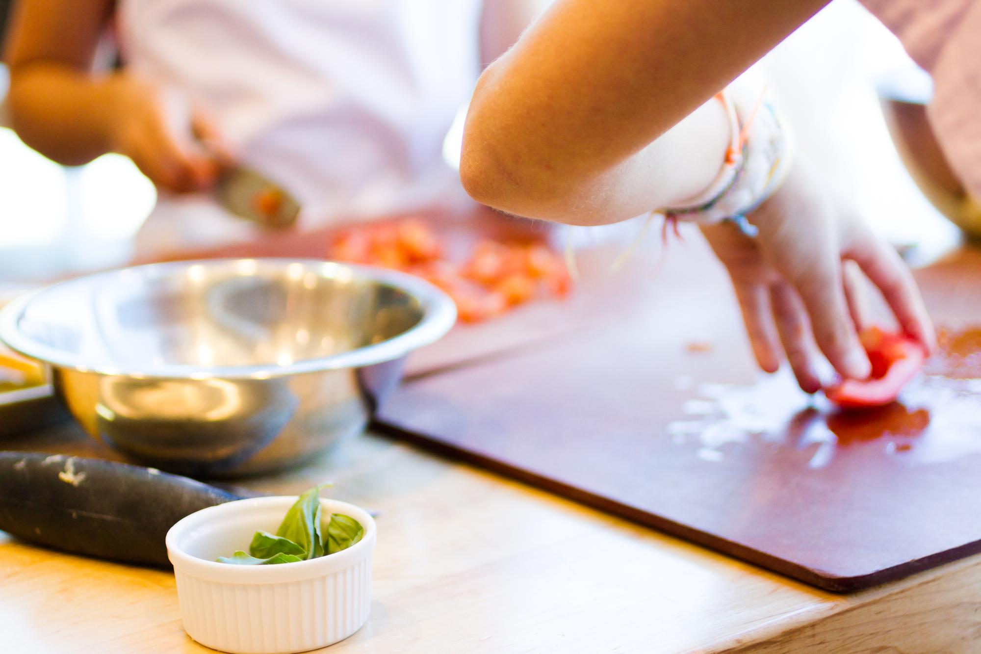 Chef che mostra una tecnica con le mani